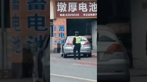 广东佛山的城管，过年后挨家挨户的向商家讨要红包。