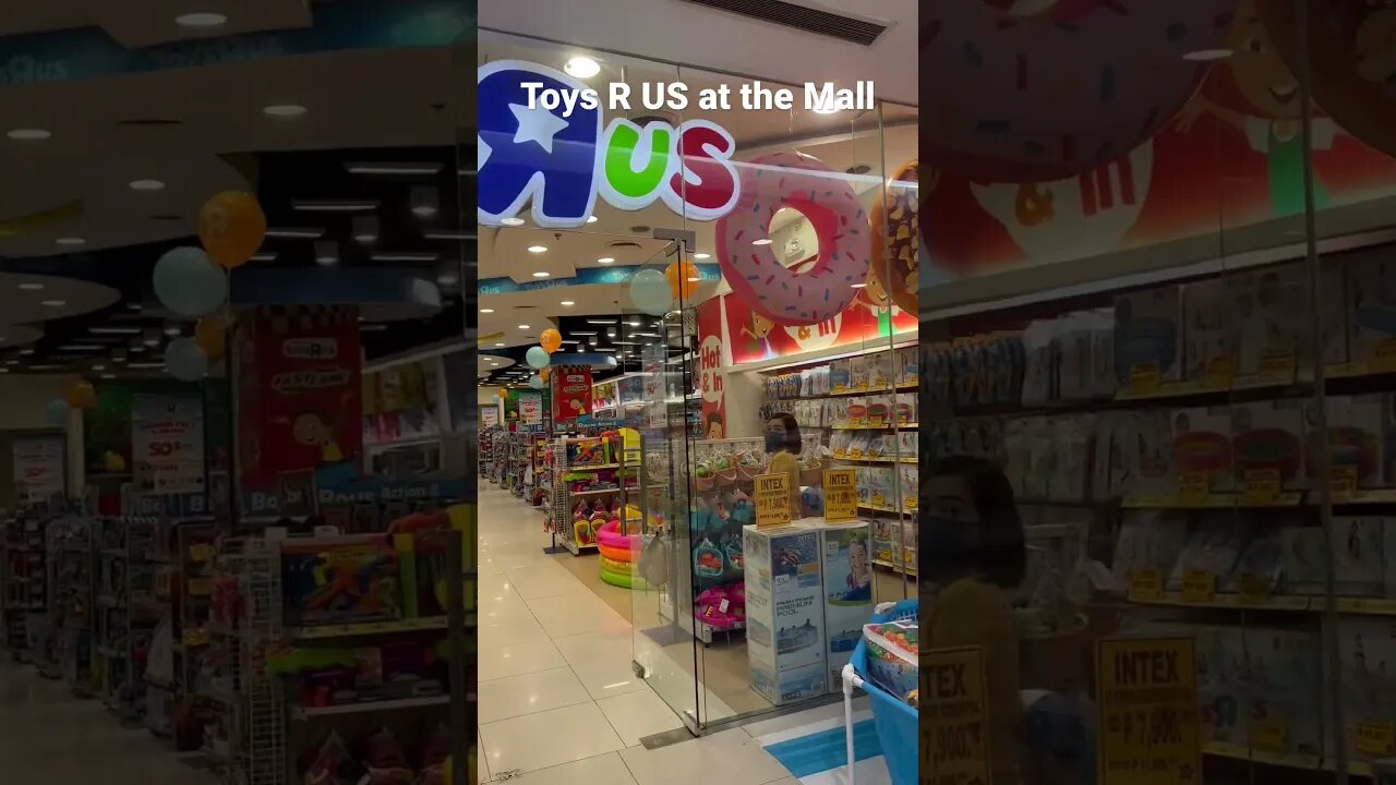 TOYS R US, LIVES!