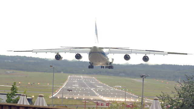 AN124 makes crosswind landing