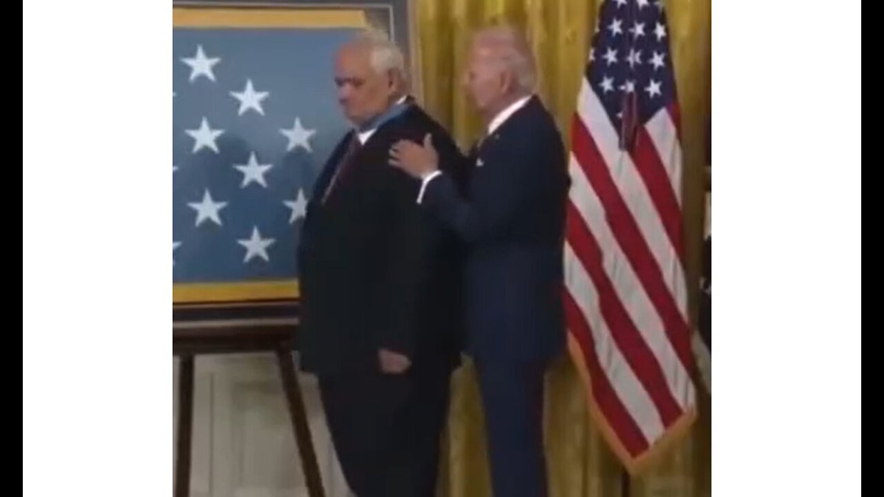 Biden places an honorary medal backwards (short video)