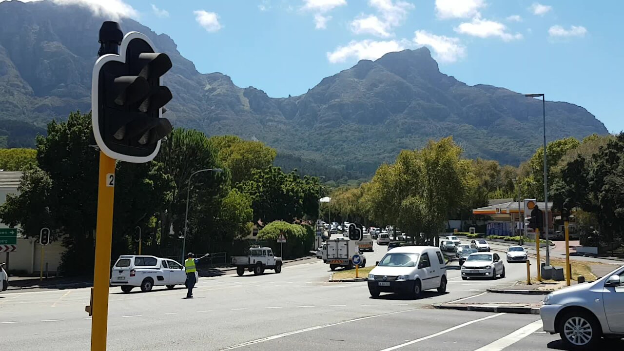 SOUTH AFRICA - Cape Town - Traffic lights out due to loadshedding at corner Paradise Rd and M3 (Video) (WmP)