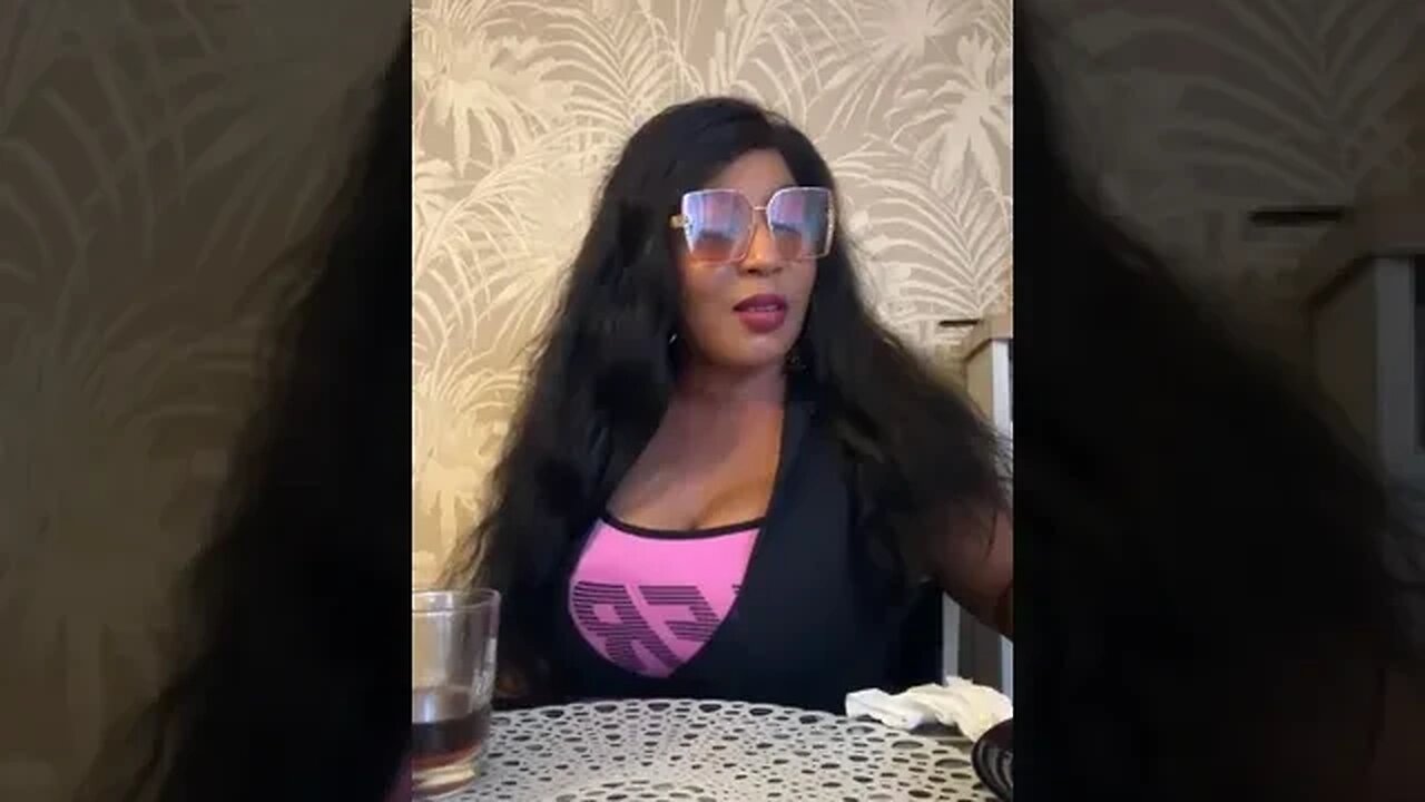 Femme Noire! Flore de Lille Veuve Joyeuse Warrr le contraire m'aurait étonné (yindi Matchel e congé)