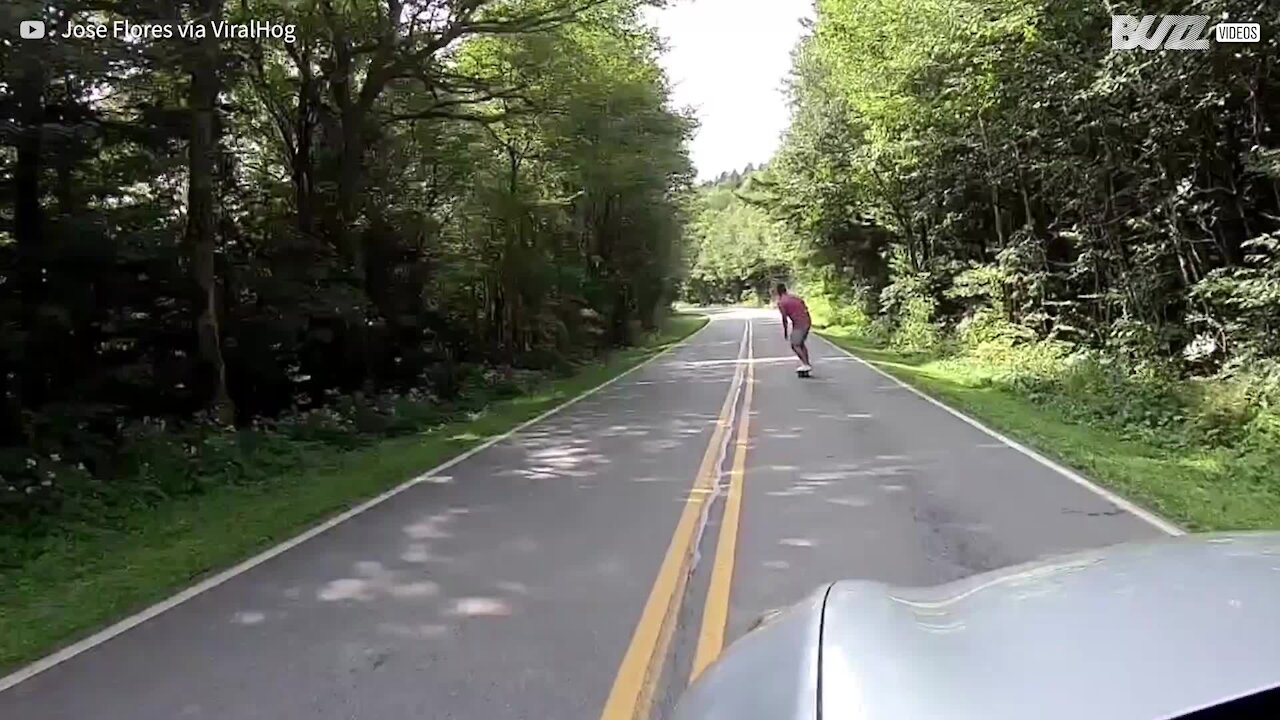 Skatista leva tombo doloroso em estrada