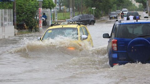 Corriente en San Pedro, el desafío al que se arriesgan los conductores ial en Cartagena