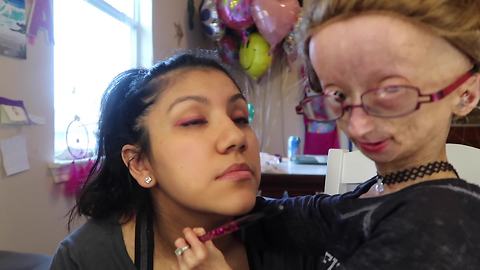 Adalia Rose Gives Mom A Sunset-Inspired Makeup Look 