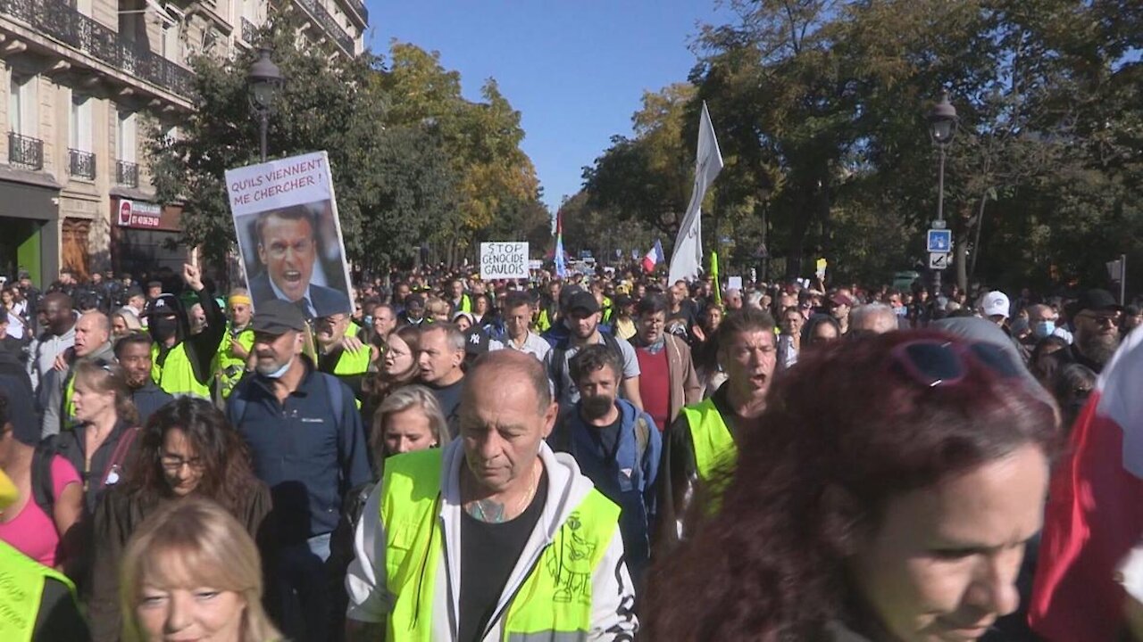 France: Hundreds march against health pass mandate and increasing fuel prices in Paris - 16.10.2021