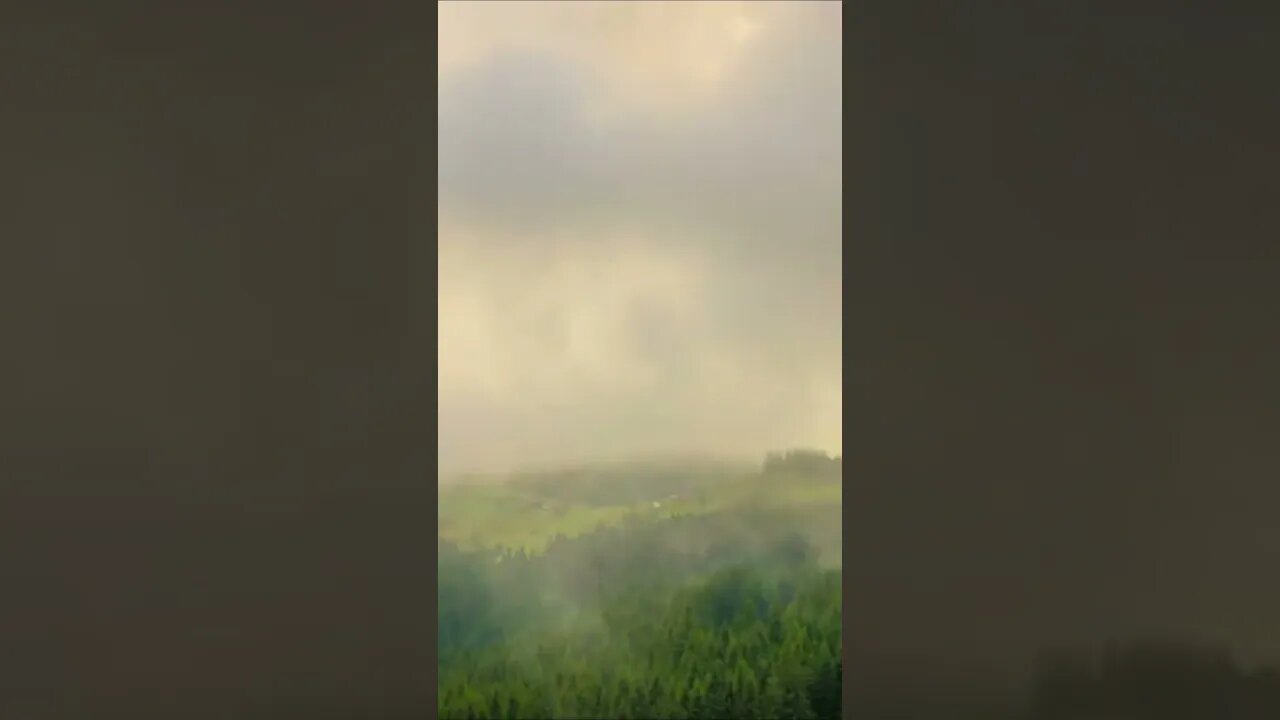 Hutan Gunung di Latar Belakang Matahari Terbenam dengan Sinar Matahari