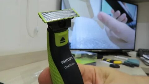 Aparador e raspador de barba, OneBlade QP2521/10, Bivolt, com 2 pentes