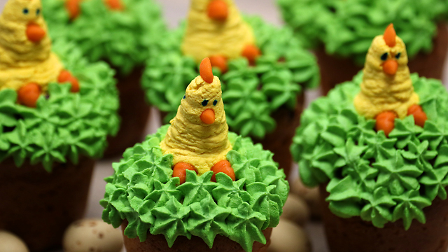 Easter-themed cupcakes with cheesecake stuffing