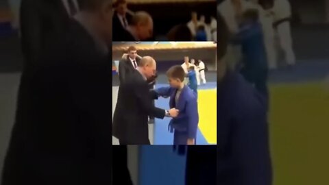 Vladimir Putin 🥋 Showing kid a move..🤼‍♂️