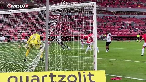 Rayan marcando gol e se tornando o mais jovem a marcar pelo Vasco (visto de dentro do campo)