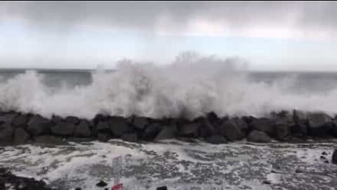 Fortes ondas inundam baixa da cidade em Washington