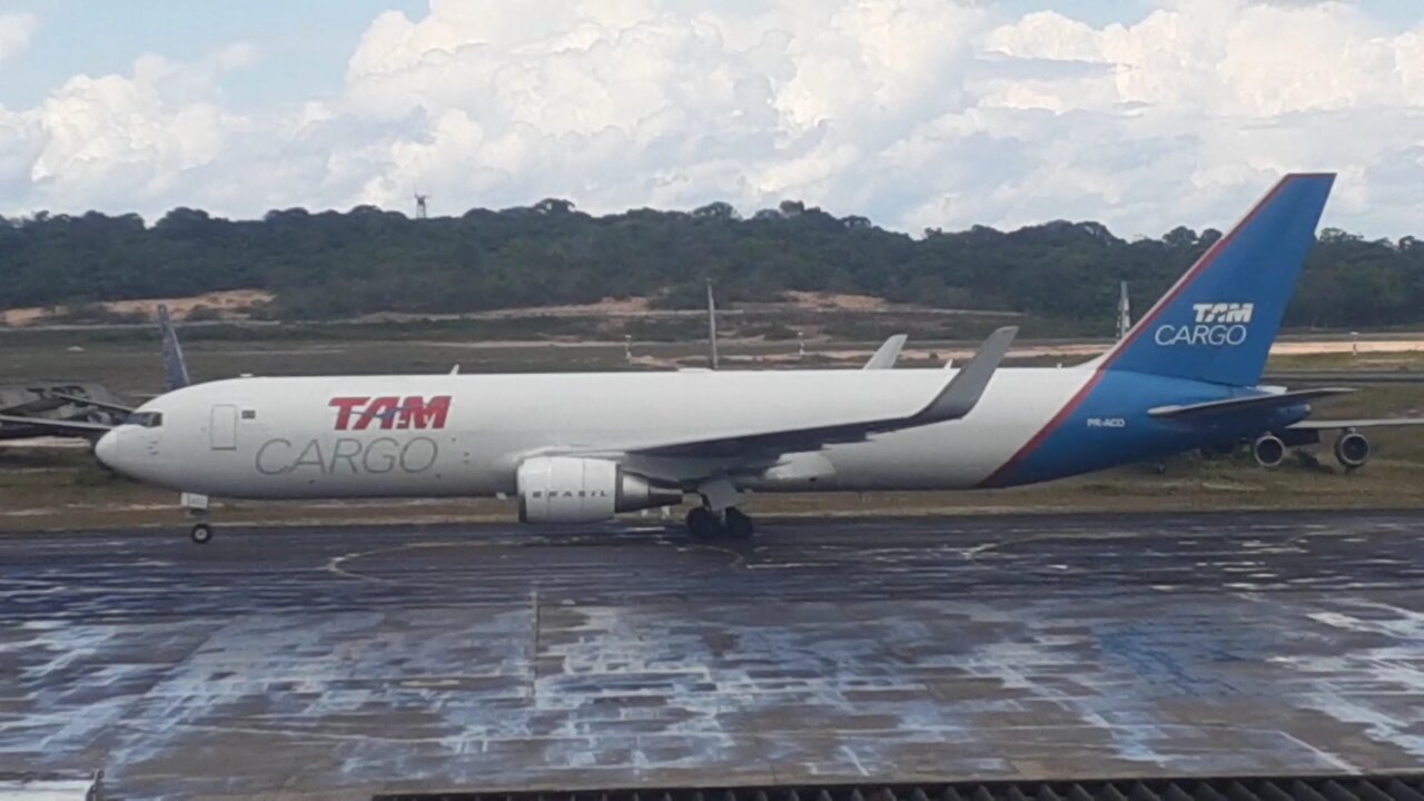 Boeing 767-300ERF PR-ACO coming from Guarulhos landing in Manaus