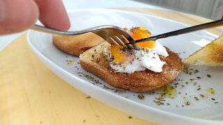 Microwave breakfast. Poached eggs on crusty bread.Only 1 minute and a half of cooking !!!