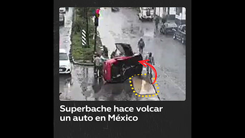 Enorme bache hace volcar un coche en México