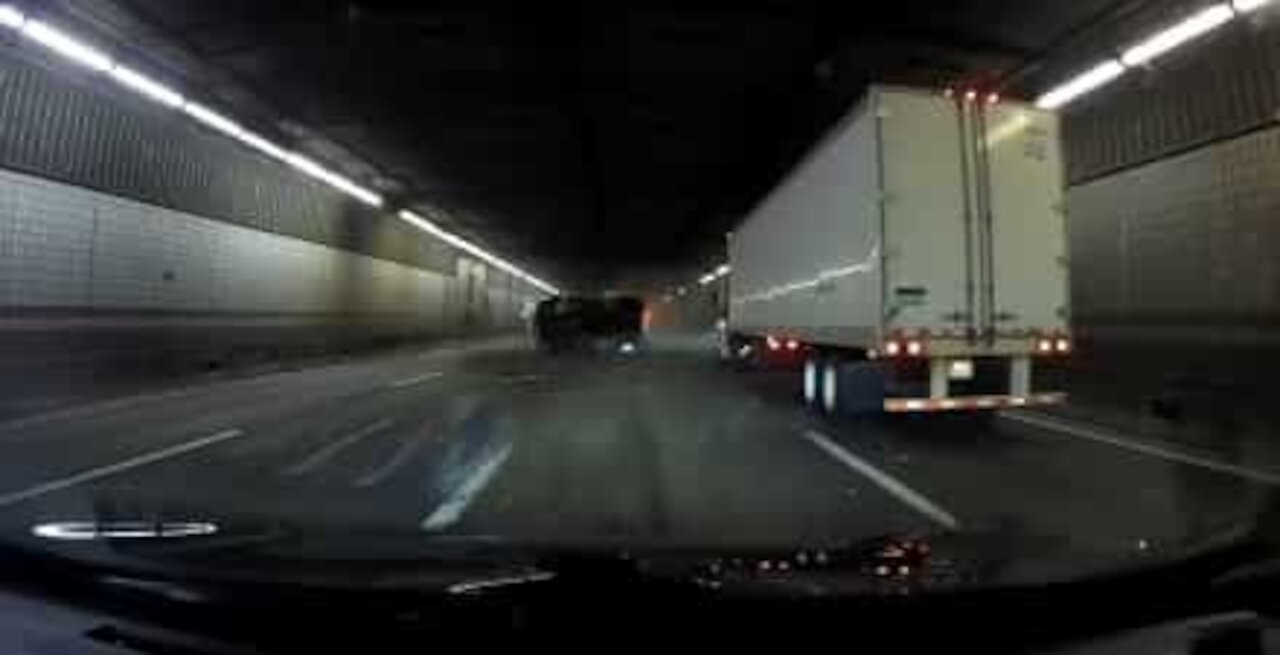 Lastbil kører galt i tunnel i USA