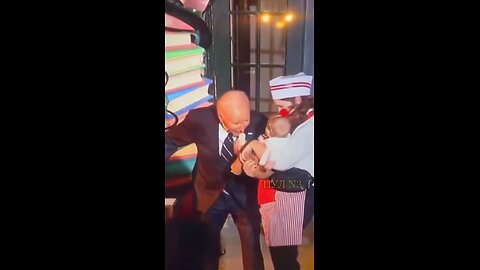 🇺🇸🎃 ¿Quién permitió que @JoeBiden volviera a estar rodeado de niños?