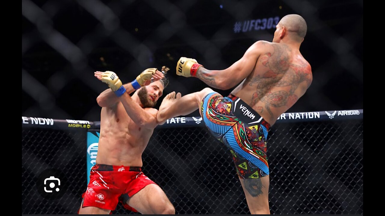 "Devastating Knockdown! Alex Pereira Retains Title with Slick Head Kick"
