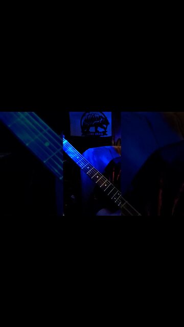 Very Cool & Unusual Guitar Riff- Cari Dell female lead guitarist from Austin, TX 🎵🎵