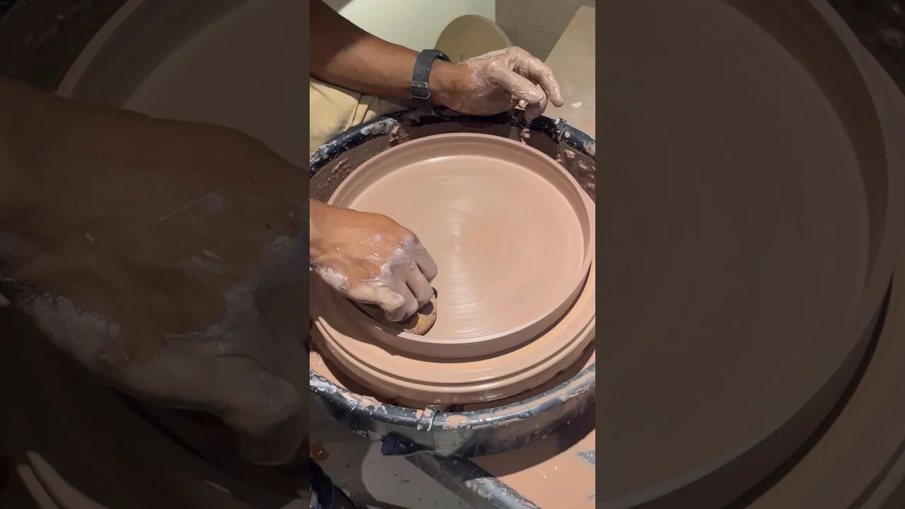 Me throwing a large plate #ceramics #ceramic #studiopottery #handmadeceramics #wheelthrowing #cake