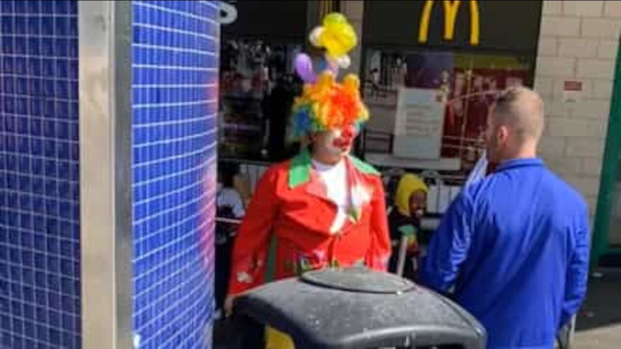 Un homme et un clown se battent dans la rue