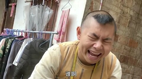 农村搞笑系列 朋友组 隔壁家杀鸡，去蹭饭不给，小伙机智钓鸡