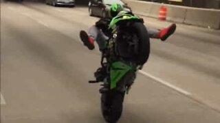 Piloto Mike Locascio empina moto em rodovia