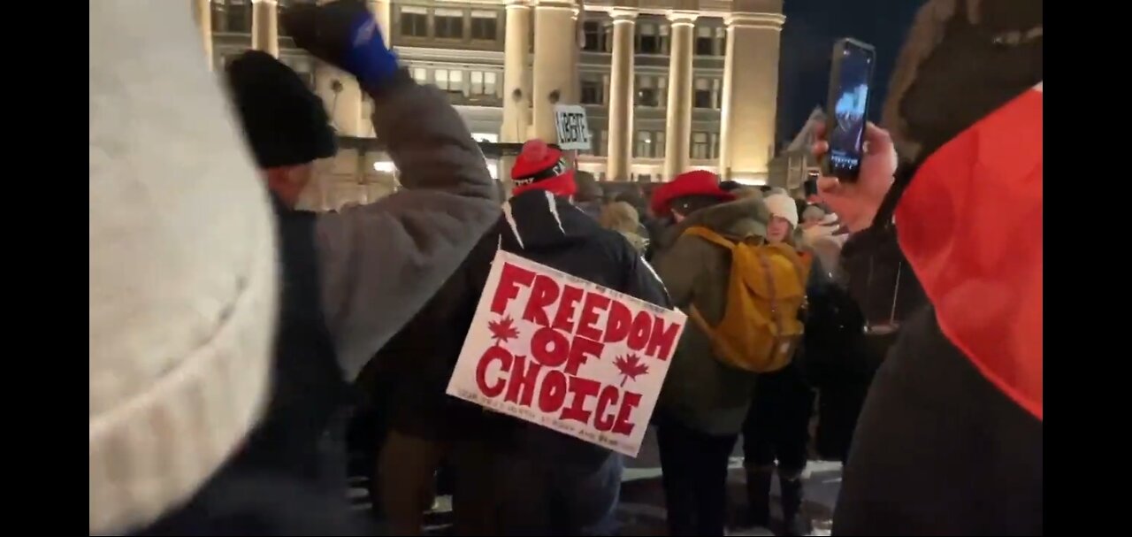 Ottawa right now feb19 police begin pushing protesters HOLDING THE LINE