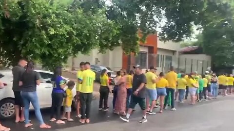 Enorme fila de pessoas vestindo Amarelo em todo o Brasil