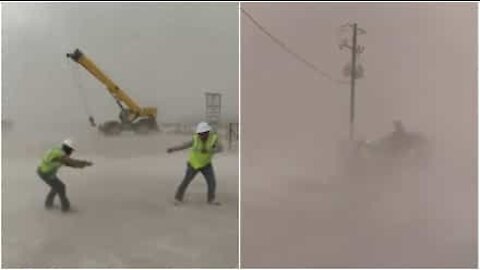 Une tempête de sable s'abat sur des ouvriers texans