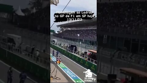 Durante a formação do Grid de Largada de Formula 1, o público mandou uma mensagem para o Lula.