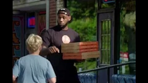 LEBRON JAMES / Se DISFRAZA de repartidor de PIZZA y No CREERAS lo que pasa