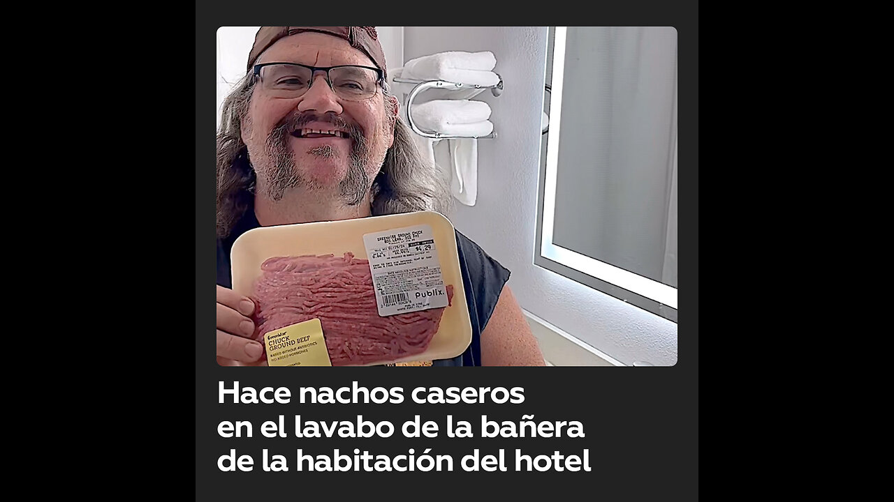 Chef Barfly prepara nachos en el fregadero de la bañera de su hotel