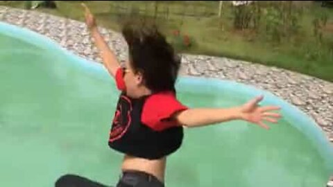 Un mannequin pique un plongeon surprise dans une piscine