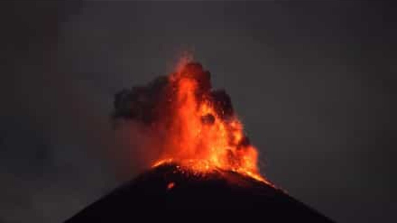 Eruzione spettacolare del vulcano Reventador