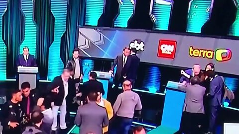 Antes do debate CIRO fala algo no ouvido de Fábio Farias, que na sequência vai ao ouvido do MITO.