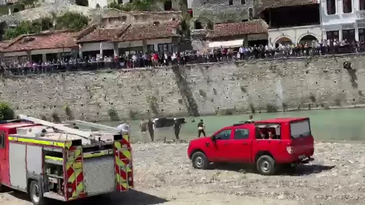 Makina përfundon e përmbysur në lumë në Berat, brenda saj nëna dhe fëmija