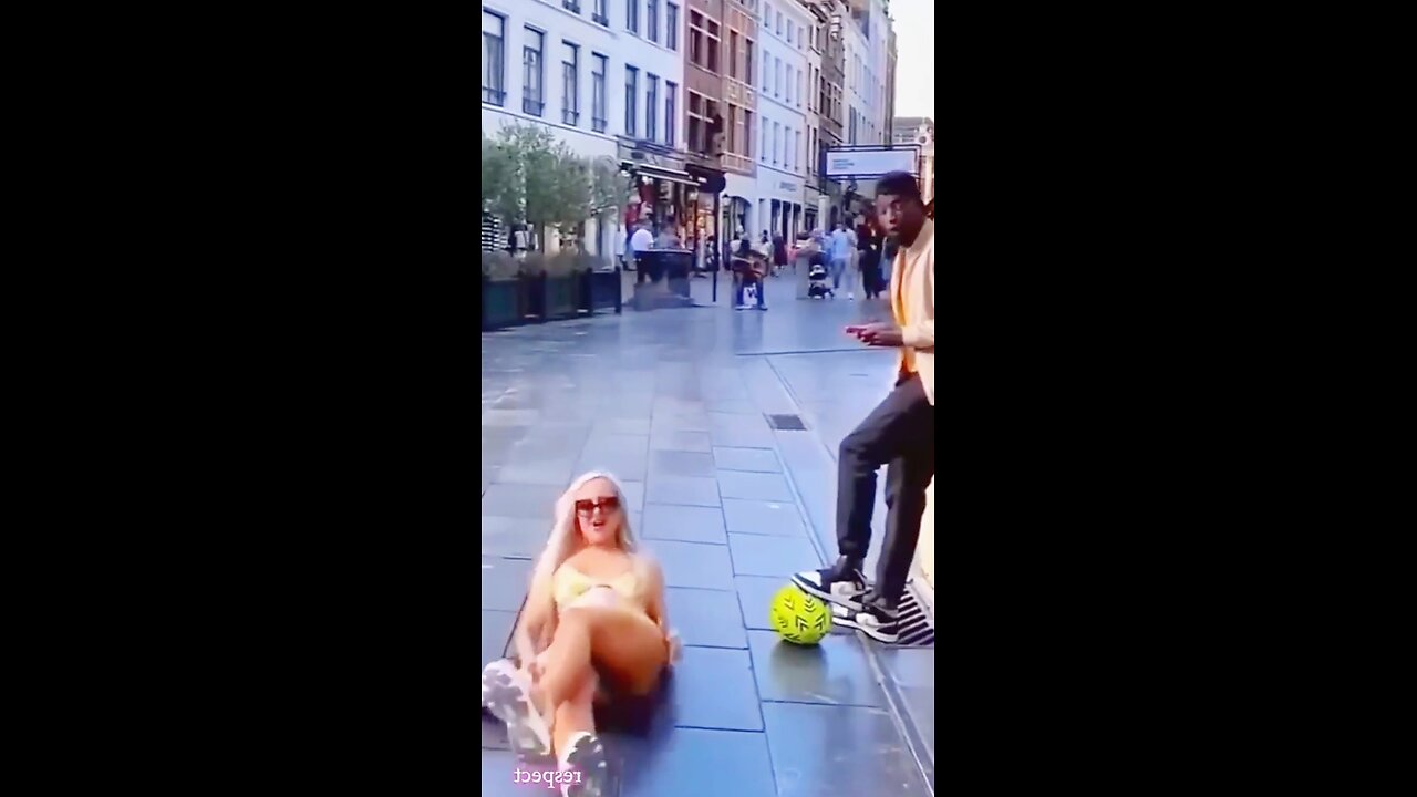 Girl fell down very funny video 😂😂😂