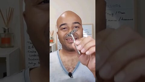 ASMR SINGING of Mysterious Vintage Razor💈🔊🪒👌🏾💈#asmr #shavingproducts #vintage #safetyrazor #grooming