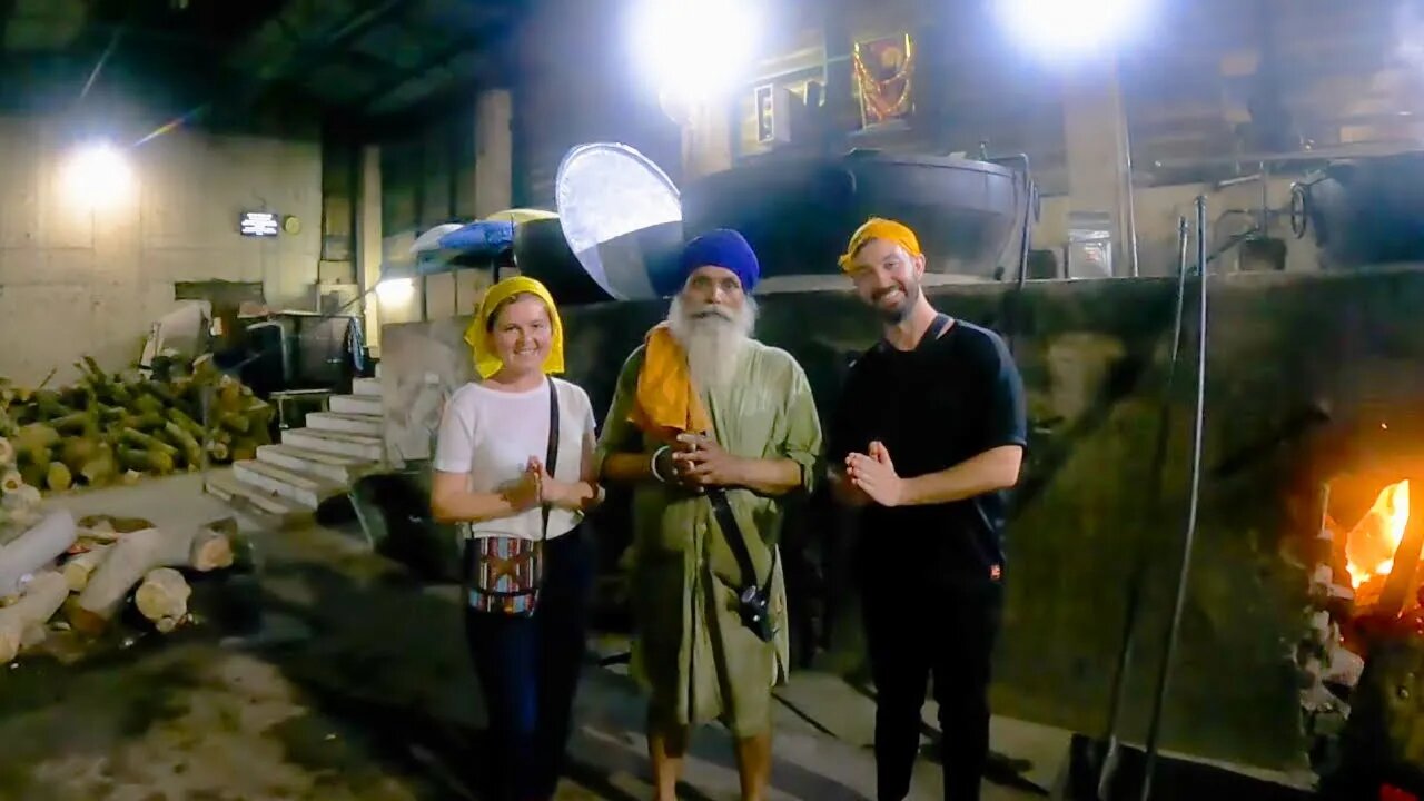 Indian Sikh cooks for 50,000 people per day. FOR FREE.