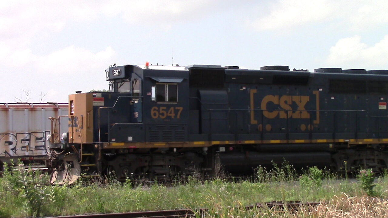 CSX 5647 & CSX 6505 Engines Tanker Train In Sarnia Ontario