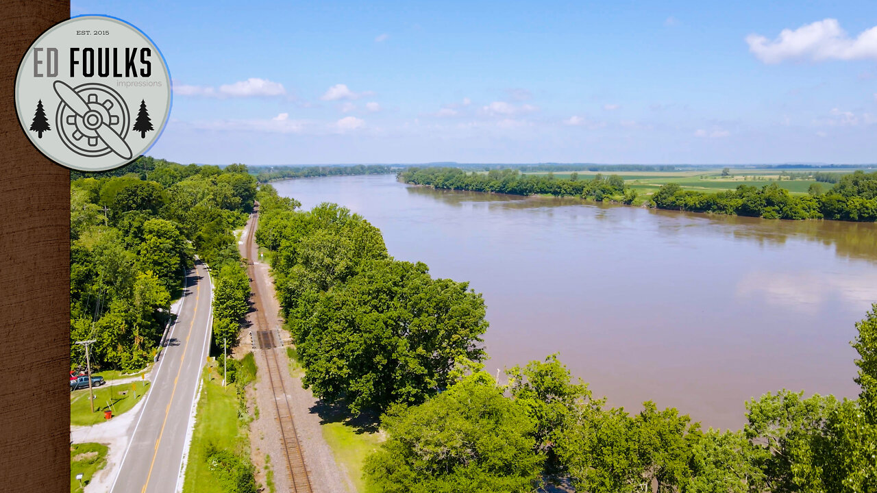 Union Pacific grainer makes its way eastward down the River Sub paralleling the Missouri River