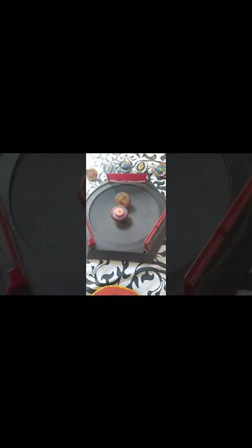 batalha de beyblade fafnir vs spriggan (esse beyblade não precisa de lançador 😱)