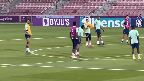 Neymar batendo bola no treino da seleção brasileira