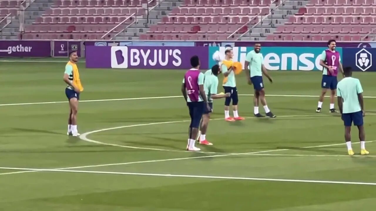 Neymar batendo bola no treino da seleção brasileira