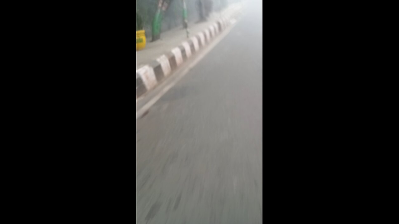 Cold season 3 degree Celsius temperature in Delhi city All roads covered by fog 🌫️