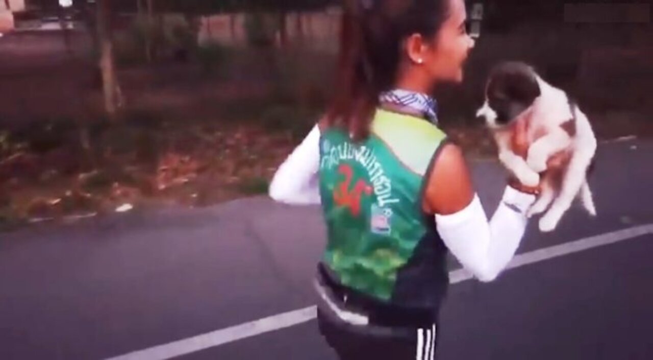 Maratonista se detiene en plena carrera para recoger un cachorro abandonado y corre con él 30 km