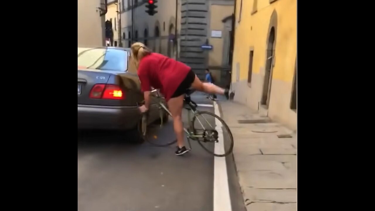 The girl hit the bicycle in the car😆🤣🤣