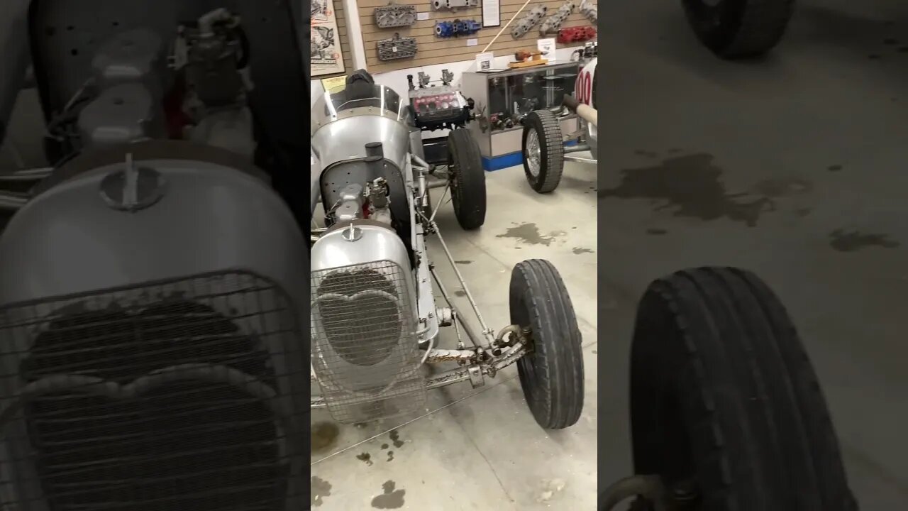 Old race cars at the Ford v8 museum