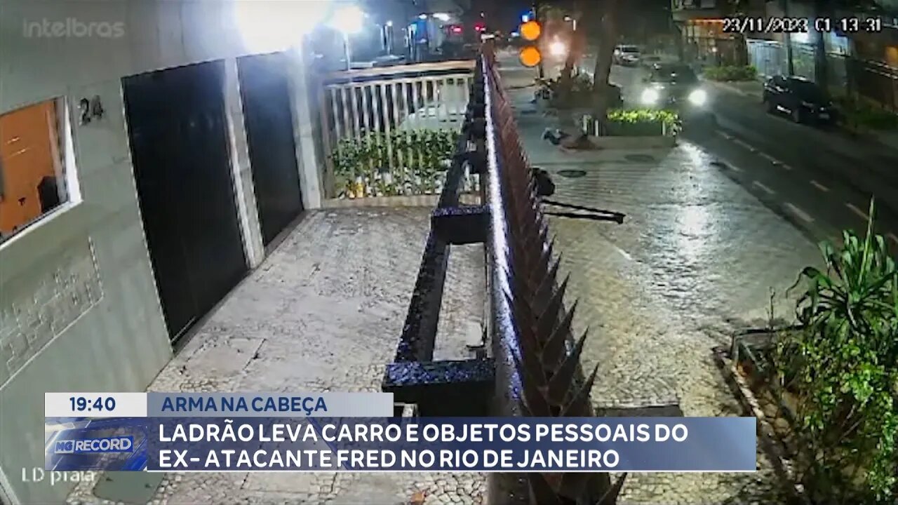 Arma na cabeça: Ladrão leva carro e objetos pessoais do ex-atacante Fred no Rio de Janeiro.